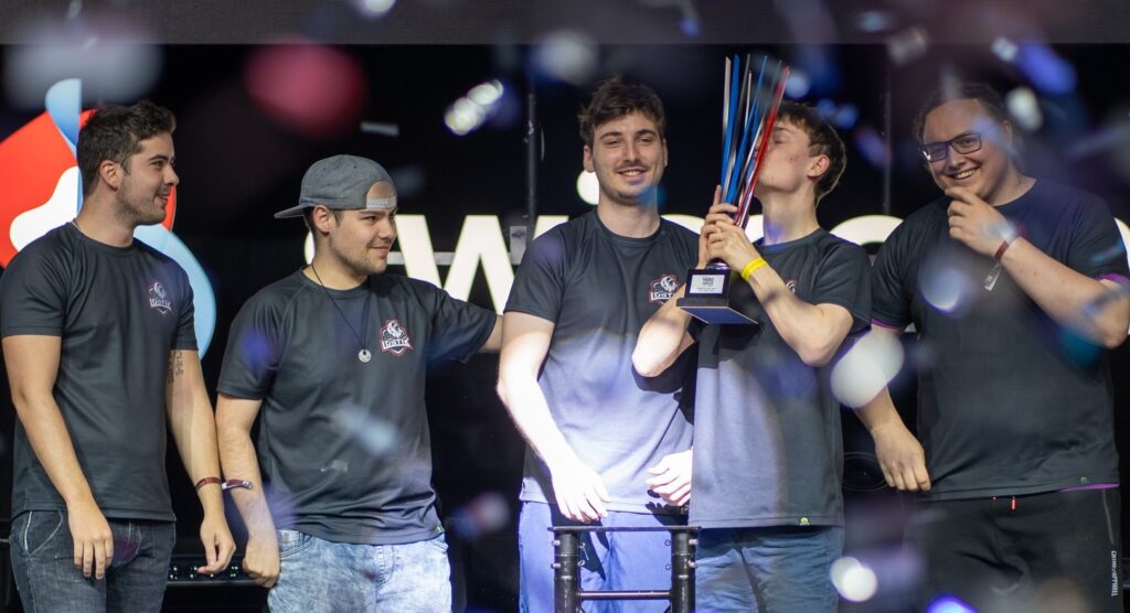 League of Legends Team Lostik jubelt mit Pokal über den Sieg der Swisscom Heroleague