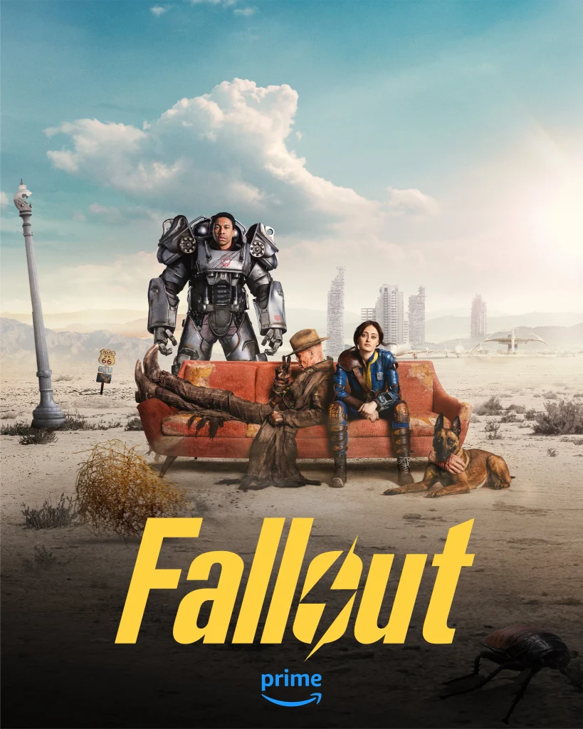 (Links) Fallout: Serienposter zu Fallout: Drei Figuren mit einer orangefarbenen Couch in einer Wüstenlandschaft, darunter eine Person in schwerer Powerrüstung.