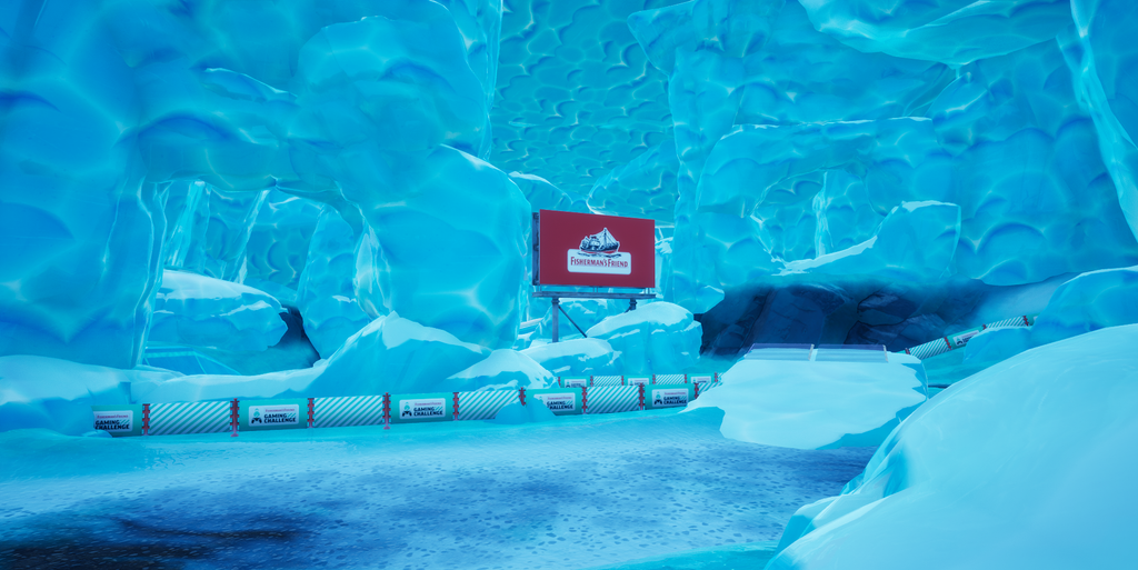 Fortnite-Welt mit einer Eishöhle und einer verschneiten Strecke. Fisherman’s-Friend-Logos sind auf den Streckenbanden und einer grossen Anzeigetafel zu sehen.