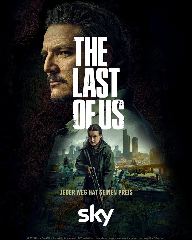 (Rechts) The Last of Us: Serienposter zu The Last of Us mit einem grossen Porträt von Joel über Ellie, die ein Gewehr trägt. Im Hintergrund liegt eine überwucherte, verlassene Stadt.